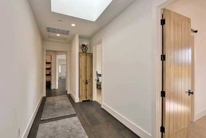 imgi 31 983 terra bella ave willow small 016 38 hallway 666x448 72dpi